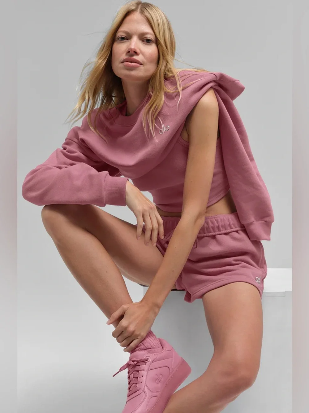 ALO YOGA | ✨NEW✨ Cropped Accolade Crewneck in Pink Wild Rose